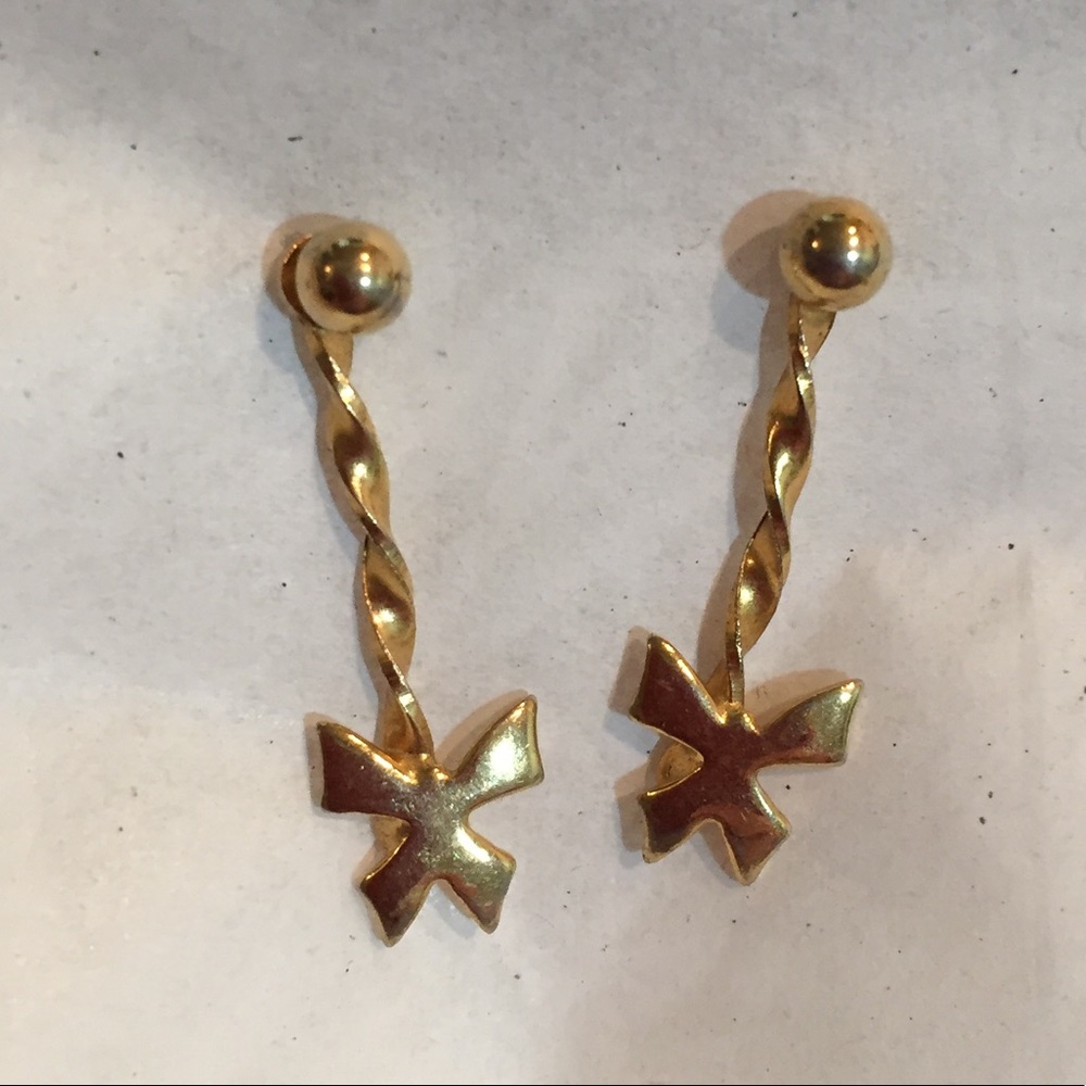 ♦️5/$5♦️ Vintage gold tone spiral earring w/bow